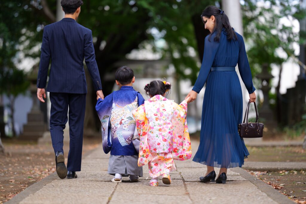 Family visiting a shirine for the 753 ceremony